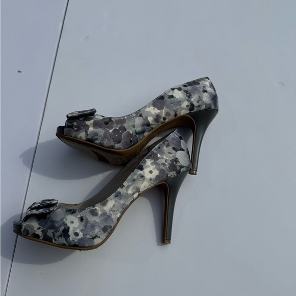 Fioni Multicolored Gray Heels - Stylish & Unique! - Picture 1 of 3